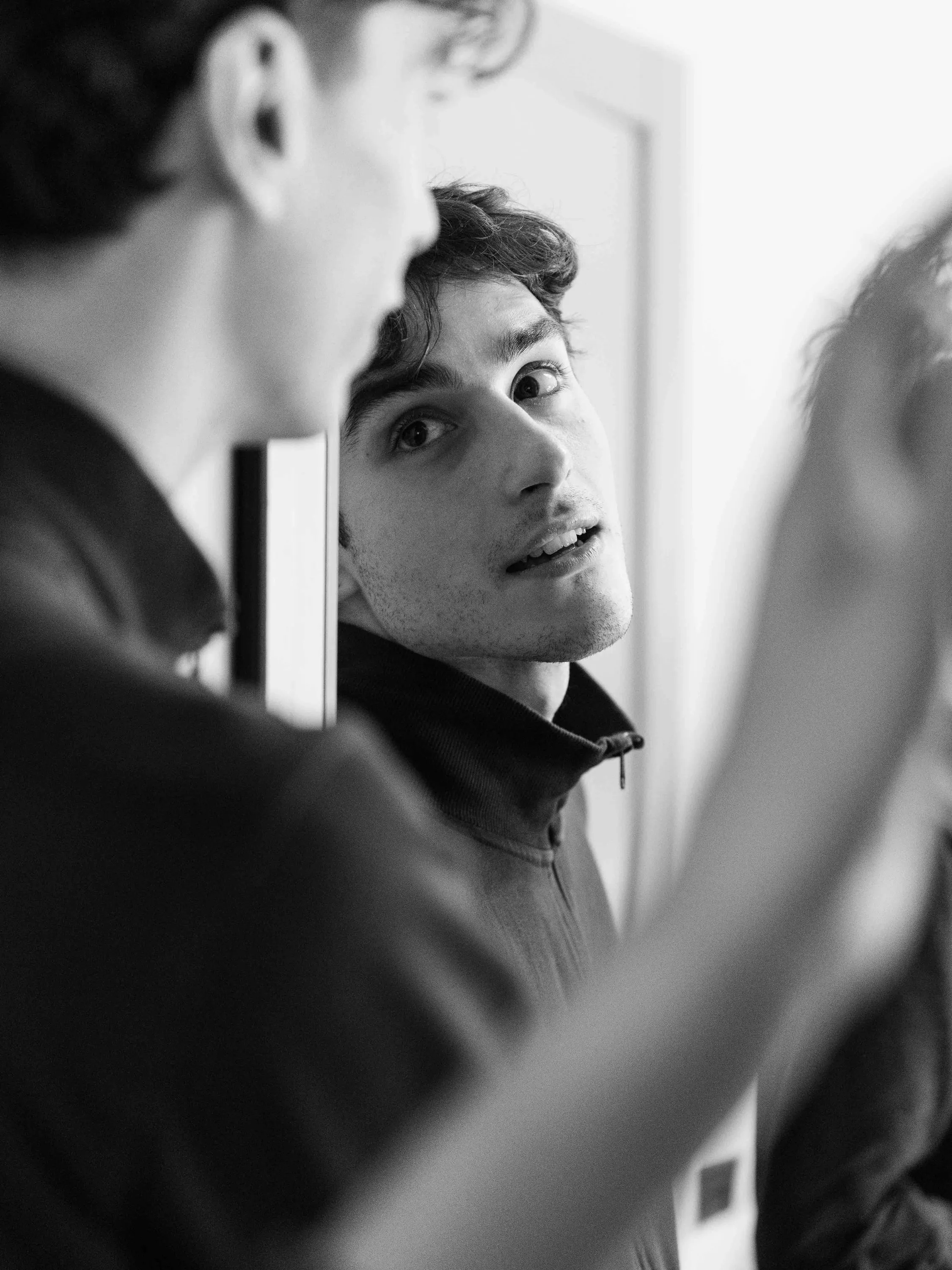 Un ballerino si guarda allo specchio in camerino