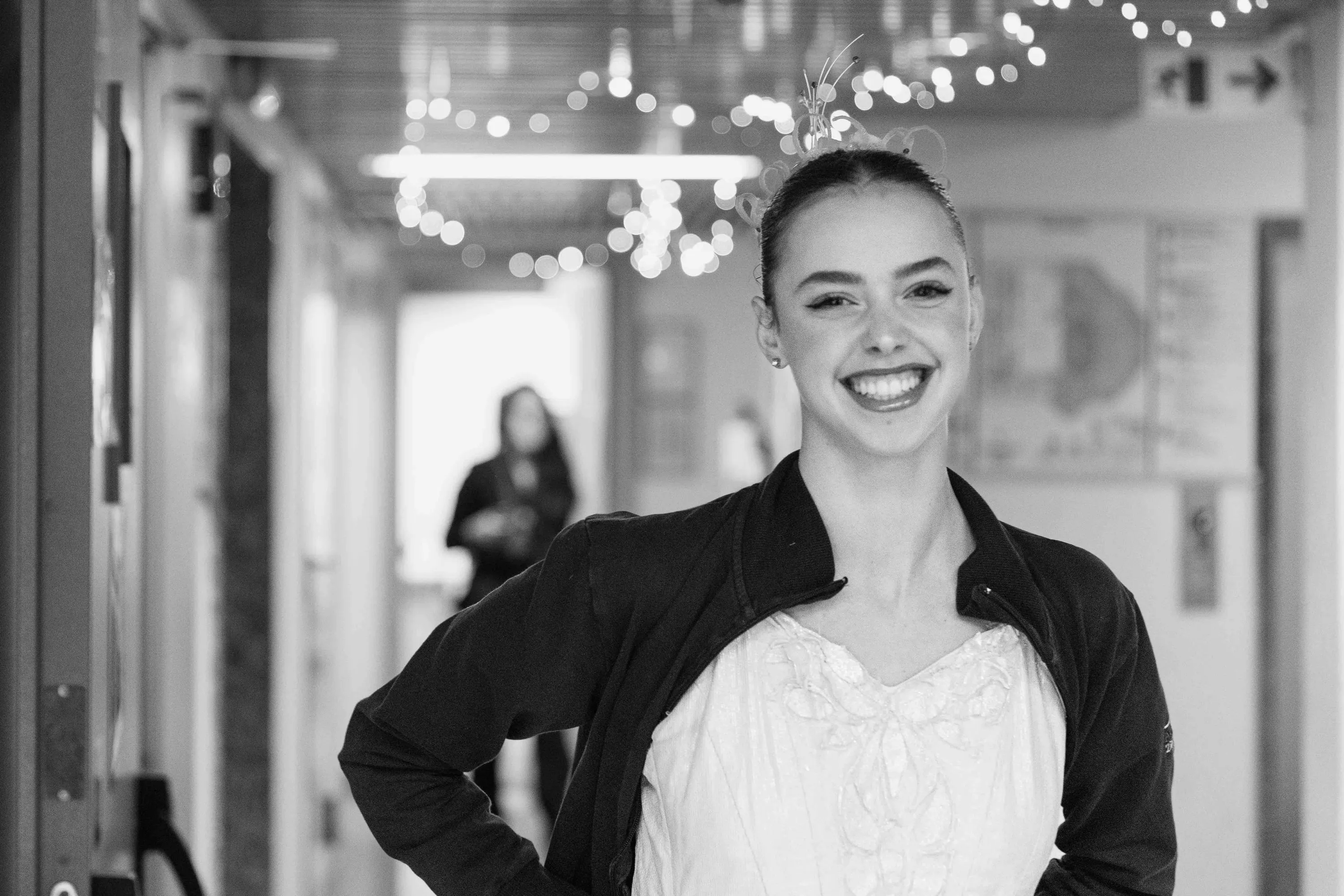 Una ballerina sorridente nel corridoio dei camerini