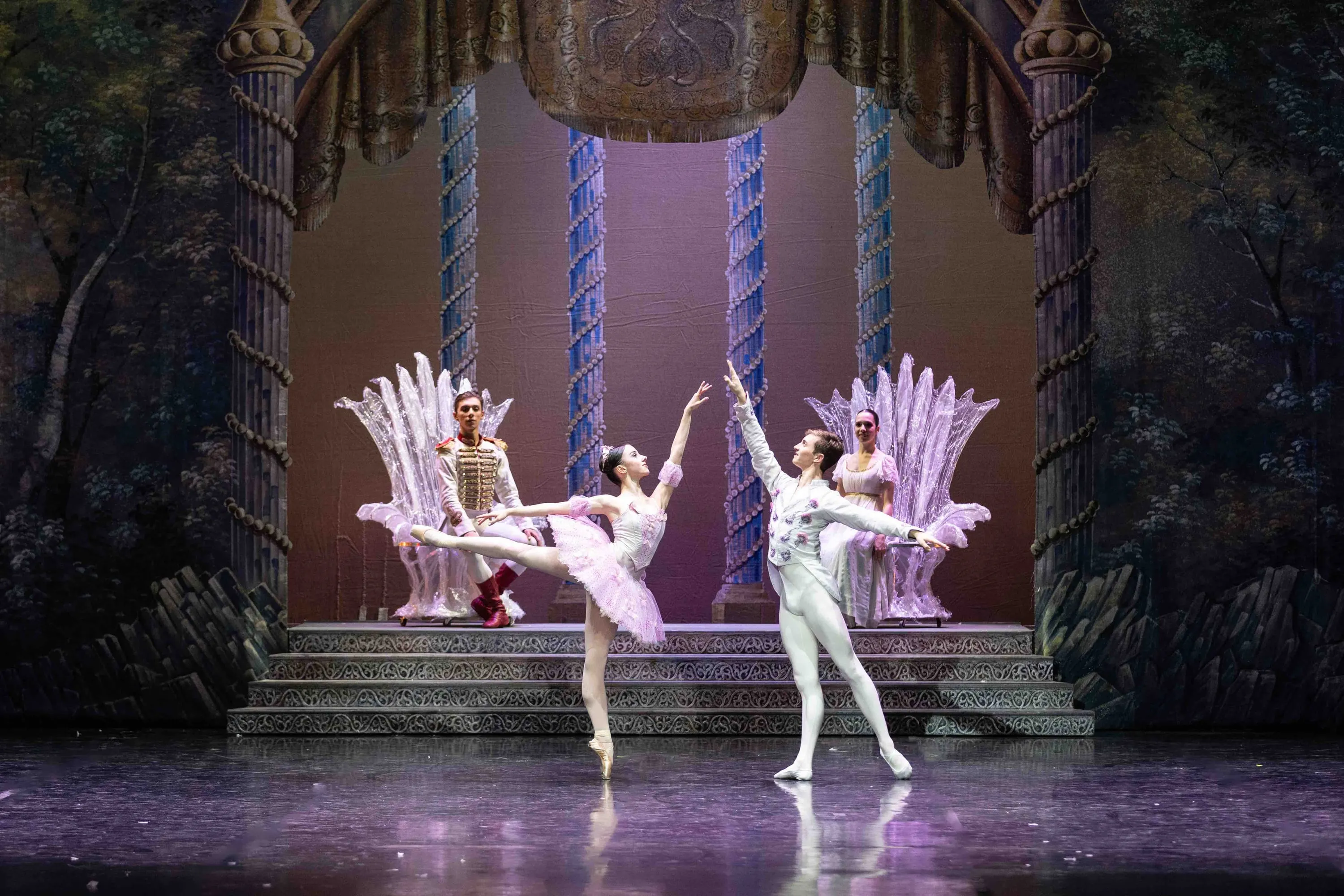 La ballerina in rosa e il principe in bianco al centro della scena