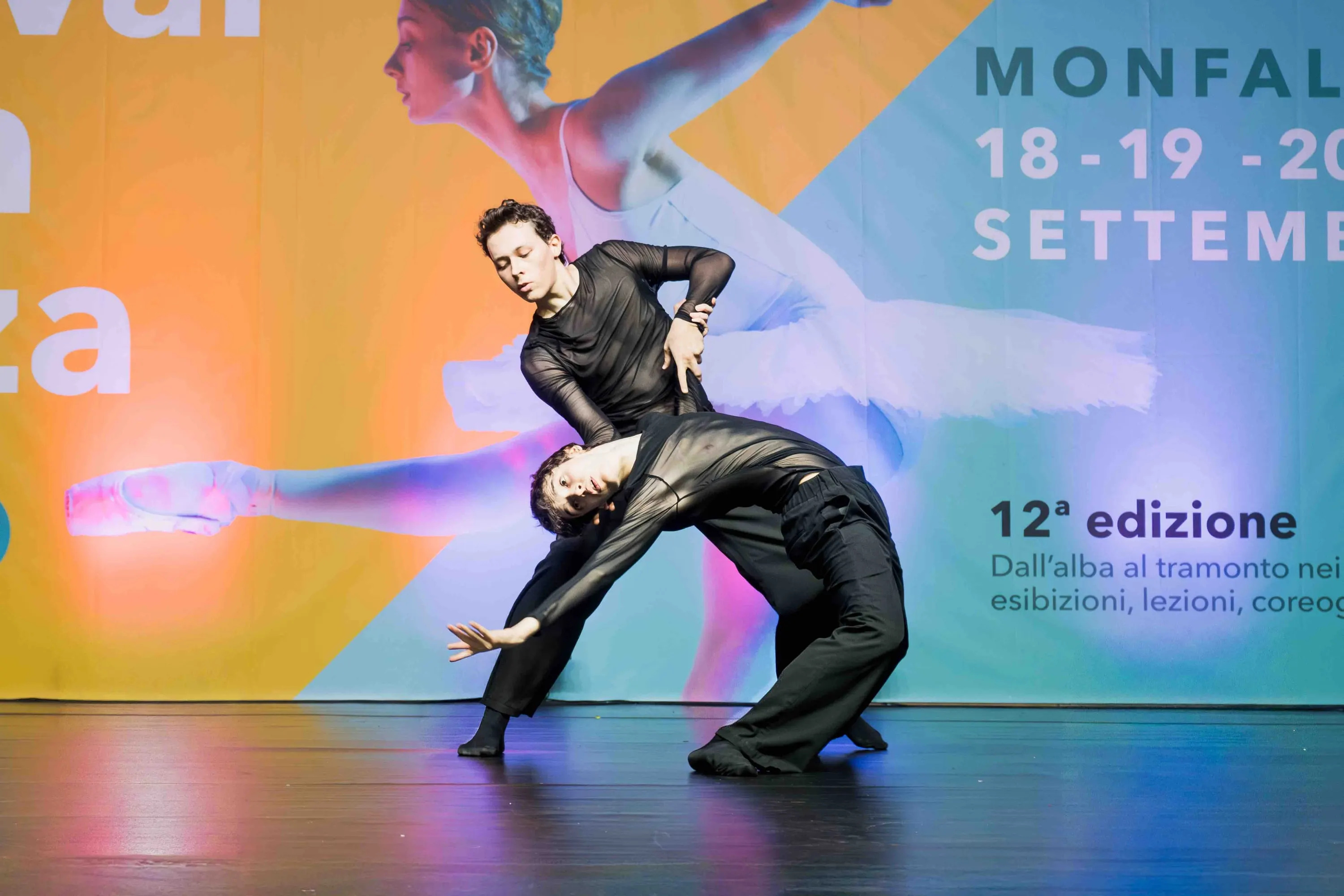 Due danzatori in nero in una presa a terra