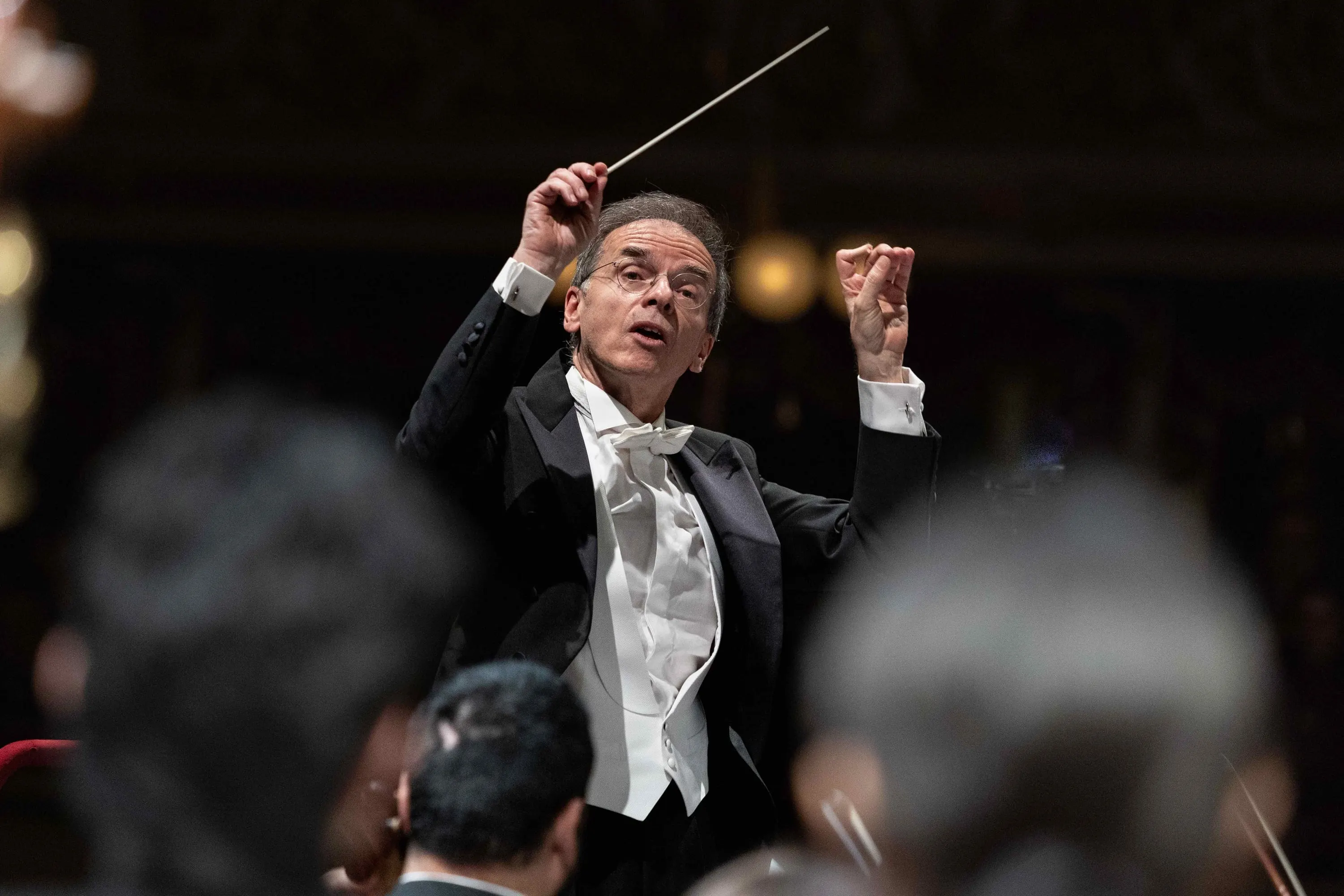 Il direttore d'orchestra con le braccia alzate