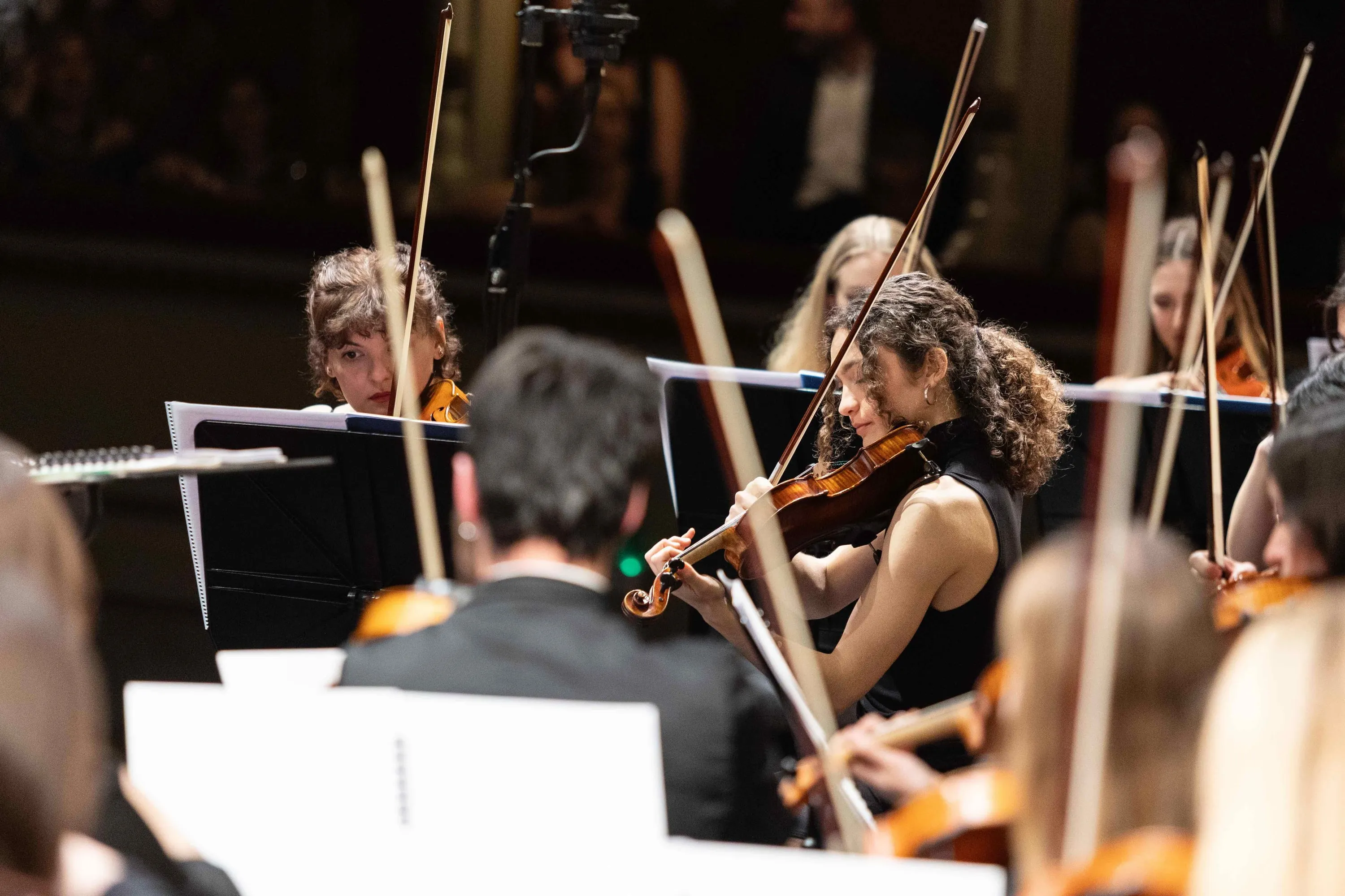 Archi dell'orchestra in sala al Teatro alla Scala