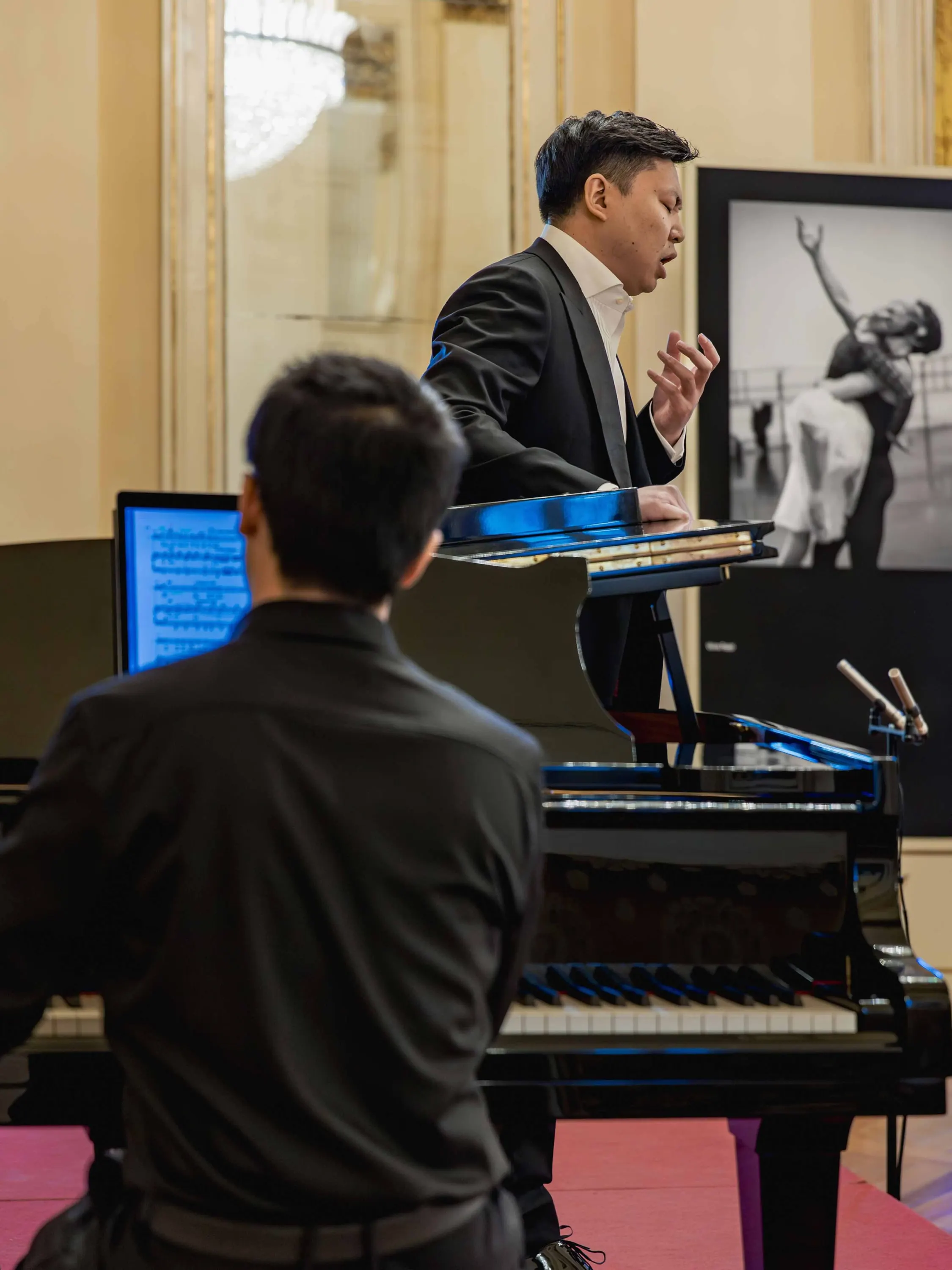 Un pianista e un cantante durante il concerto nel Ridotto
