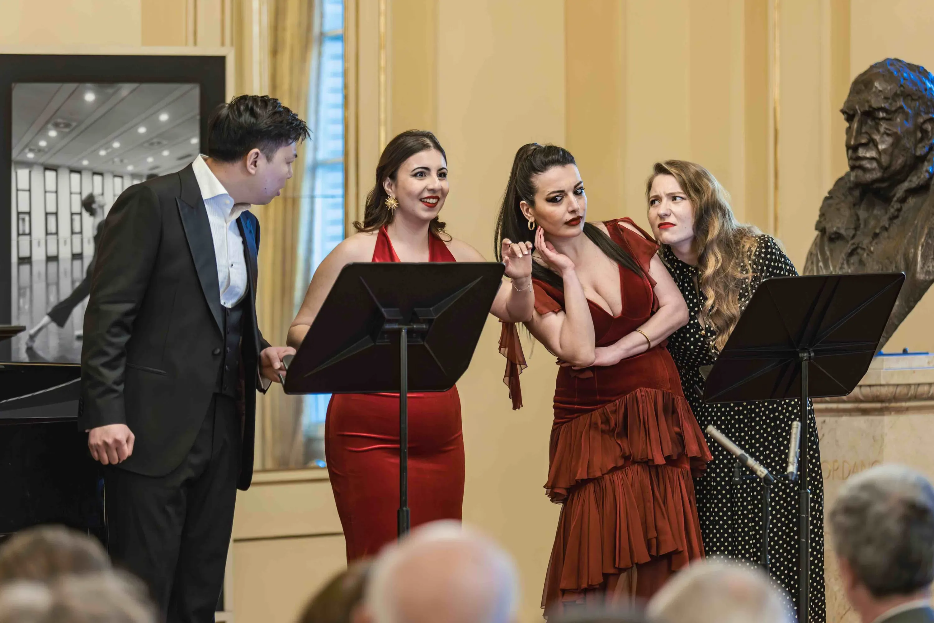 Quattro cantanti ai leggii durante il concerto